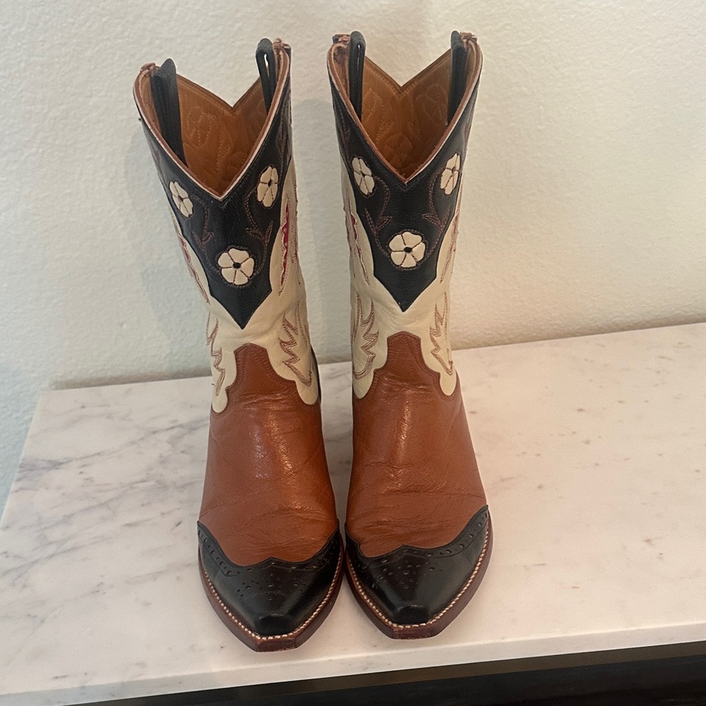 Old Gringo Tan and Black Floral cowboy boots 👢!!